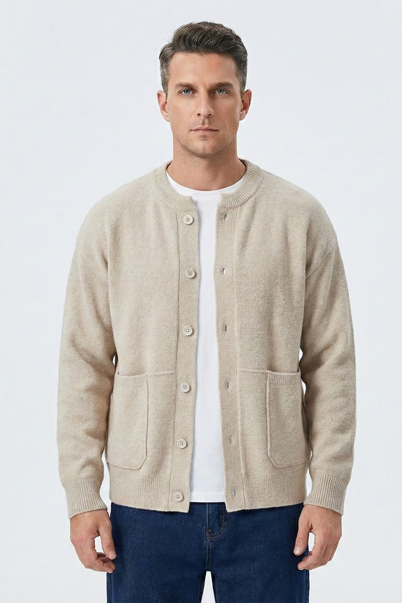 Herren Strickjacke mit Rundhalsausschnitt, Knopfleiste und aufgesetzten Taschen