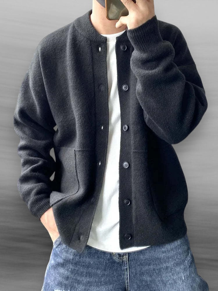 Herren Strickjacke mit Rundhalsausschnitt, Knopfleiste und aufgesetzten Taschen