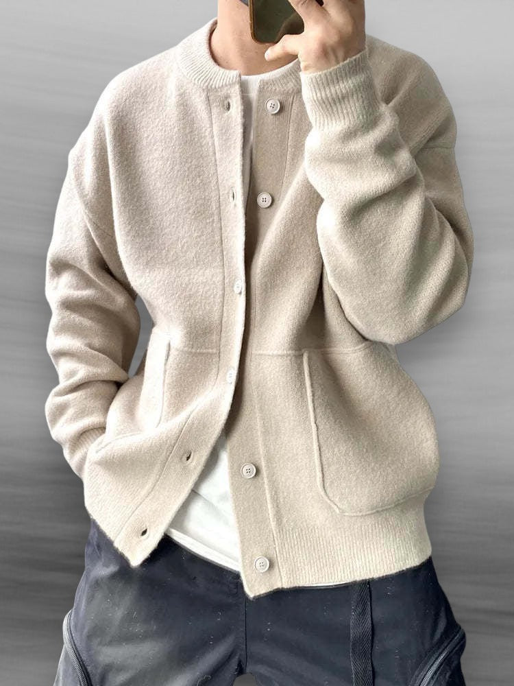 Herren Strickjacke mit Rundhalsausschnitt, Knopfleiste und aufgesetzten Taschen