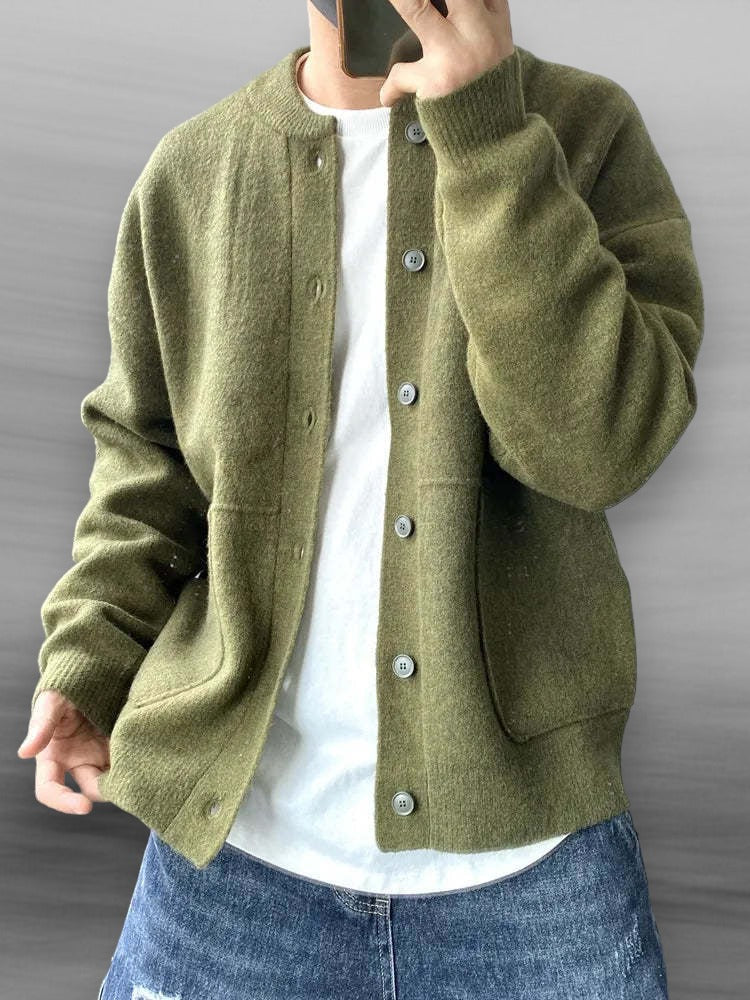Herren Strickjacke mit Rundhalsausschnitt, Knopfleiste und aufgesetzten Taschen
