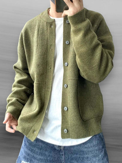 Herren Strickjacke mit Rundhalsausschnitt, Knopfleiste und aufgesetzten Taschen