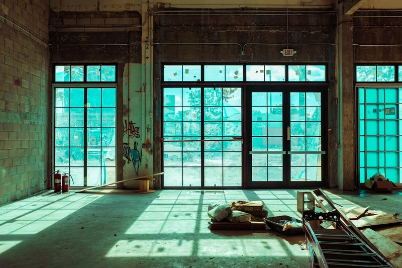 Fekete fem keretes uvegablak modern lakasban